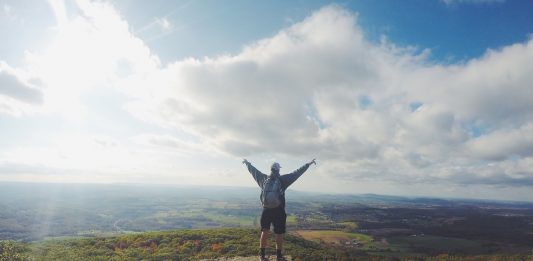 החיים המודרניים מספקים לכולנו הזדמנויות וריגושים בתחומים שונים. אמנם רובנו יודעים להתמודד עם הלחץ ולומר לא לאותם חומרים מסוכנים והתנהגויות פרועות, אך ישנם לא מעט אנשים אשר סובלים ונאלצים להתמודד ברמה היומית עם התמכרויות קשות ומסכנות חיים. מנקים את הגוף בעזרתם של מרכזי גמילה הטיפול של מרכזי הגמילה על-פי-רוב כולל טיפול משולב, גם פיזית וגם נפשית. אך במקרים רבים כמו בתהליך גמילה מסמים, השלב הראשון והחשוב ביותר יהיה הגמילה הפיזית. בגמילה זו הגוף מתנקה מהשפעת הסמים, על ידי ניתוק מוחלט מכל חומר ממכר לאורך פרק הזמן הראשוני באשפוז. המטופל עשוי לחוות תסמיני גמילה בדרגות שונות הכוללות גם הזיות וכאבים פיזיים. לאחר השלמת שלב זה יוכל המטופל להתחיל להתמודד עם הקושי והאתגרים של חיים נקיים מסמים גם מבחינת התמודדות עם ההתמכרות ברמה הרגשית והנפשית. לגוף השפעה משמעותית על יכולות התפקוד של כל אדם ולכן אנו רוצים לדאוג לבריאות המטופל ויצירת מצב פיזי מאוזן מוקדם ככל הניתן בתהליך הגמילה. נפש בריאה בגוף בריא אי אפשר להמעיט בחשיבות ההשפעה הנפשית על בעיות התמכרות. צודק מי שאמר שהכול מתחיל בראש, והעבודה הקשה אמיתית של כל נגמל היא דווקא ביצירת אורח חיים בריא ונטול שימוש בחומרים פסיכואקטיביים. הטמעה של דרכי התמודדות אל מול פיתויים הינה חיונית בתהליך גמילה מאלכוהול ומאפשרת לנגמל לחזור לשגרה בסביבה תומכת ואוהבת, גם אם הוא חשוף למושא ההתמכרות באופן יומיומי. כאשר אלכוהול הוא חלק משגרת החיים שלנו עם חברים או בעבודה, בוודאי שאי אפשר להתעלם מההשפעות החברתיות החיצוניות על הנגמל. מכורים בעלי כוח התמודדות יהיו מסוגלים לסרב לכל אותם הפיתויים וליצור לעצמם עתיד אופטימי ובהיר יותר. התמדה בתהליך מביאה תוצאות טיפול בהתמכרויות הוא טיפול שלוקח זמן ממושך ודורש ניתוק מחיי החברה והמשפחה של המכור. יציאה מקצב החיים מאפשרת לחולה ליצור מרחב מוגן בו הוא יכול להתמקד בטיפול בבעיות הרגשיות והפיזיות שנכרכו סביב התמכרותו. לצורך העניין, ההתמדה בתהליך תלויה דווקא בתמיכה החברתית בשלבים מתקדמים יותר אשר מקבל המטופל מהמשפחה והחברים בבית כמו גם מהצוות הטיפולי והחברים לטיפול. לכן, סביבה עוטפת ומחבקת היא לרוב גורם נוסף אשר יסייע בהצלחת התהליך. מרכז אמיל הוא מכון גמילה ושיקום מהתמכרויות אשר משלב בין שיטות טיפול שונות ומלווה חולים אל עבר חיים מאוזנים ובריאים בצורה אישית. היכנו לאתר המרכז וקבלת פרטים נוספים אותו שיטות הטיפול השונות.
